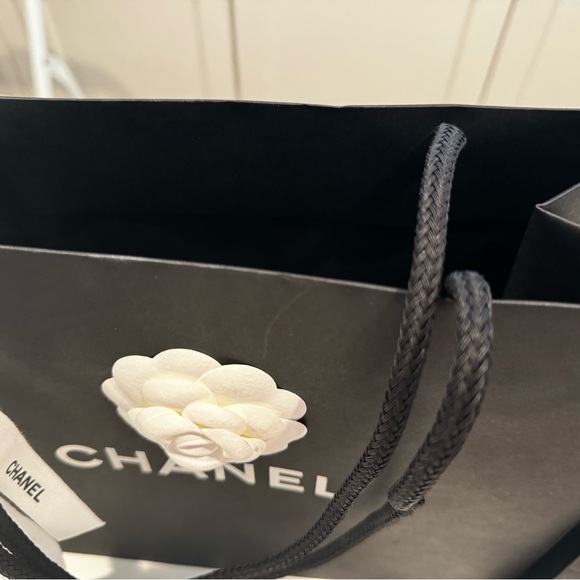 2 Chanel shopping bags with camellia flower and  ribbons, 2 small jewelry boxes. - Picture 5 of 9